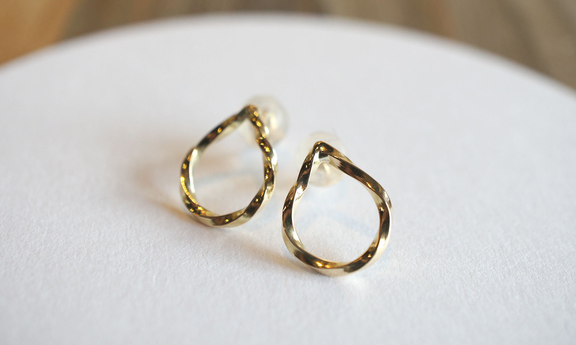 K18Yg Earrings D0.30 流れ込ま