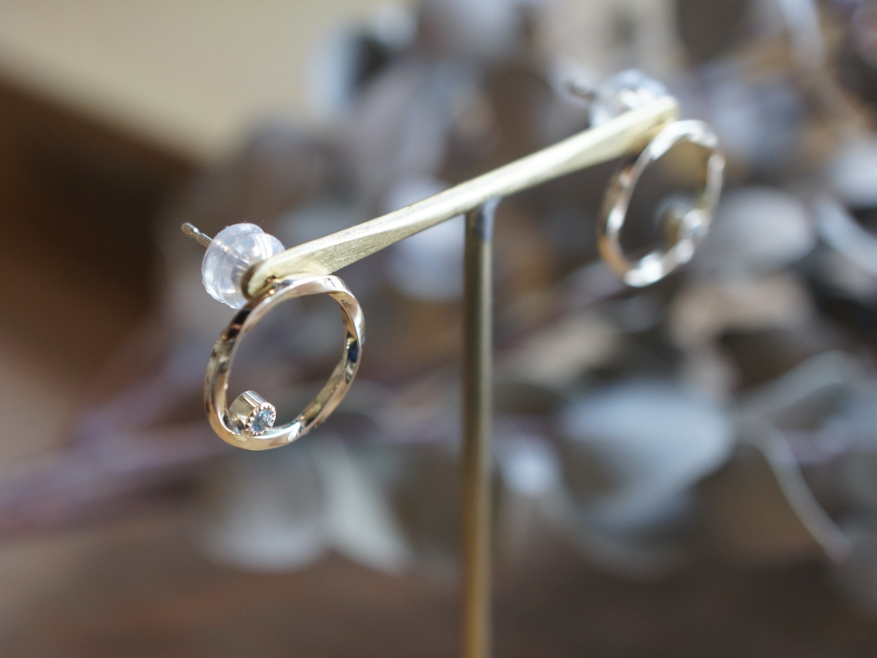 K18YG角線スタッドピアス - 手作り結婚指輪のGURURITO