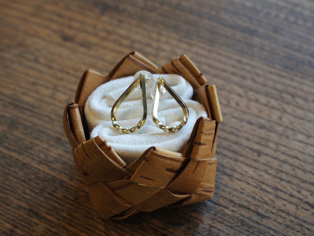 K18YG角線スタッドピアス - 手作り結婚指輪のGURURITO